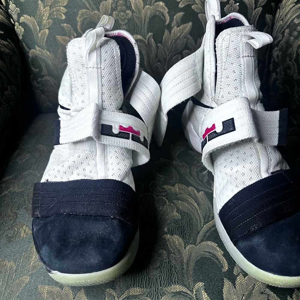 Lebron soilders black toe size 10